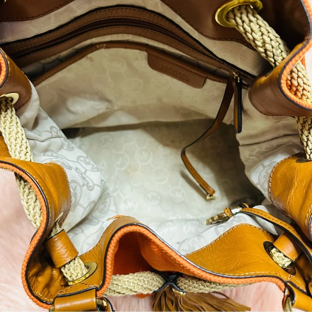 Michael Kors handbag with tassel detail. - Picture 4 of 16